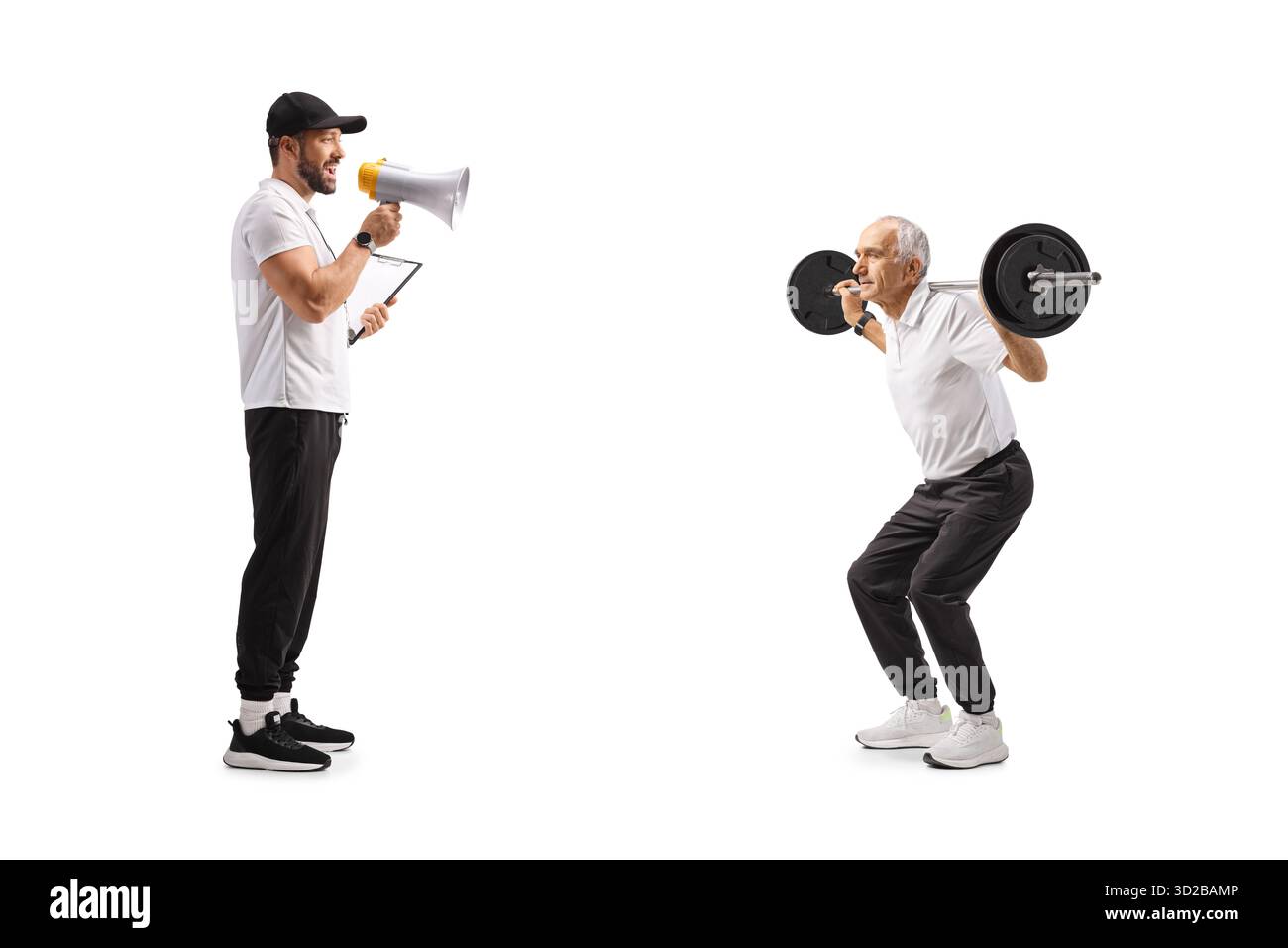 Persönlicher Coach, der mit einem Megaphon brüllt, und reifer Mann, der Gewichte auf weißem Hintergrund hebt Stockfoto