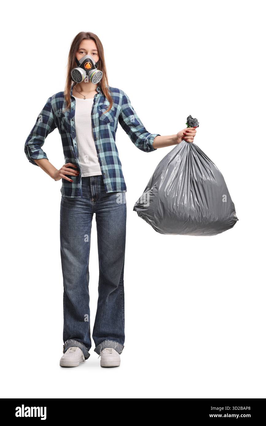 Weiblicher Teenager mit einer Gasmaske und einem Müllbeutel, Erdverschmutzung Konzept isoliert auf weißem Hintergrund Stockfoto