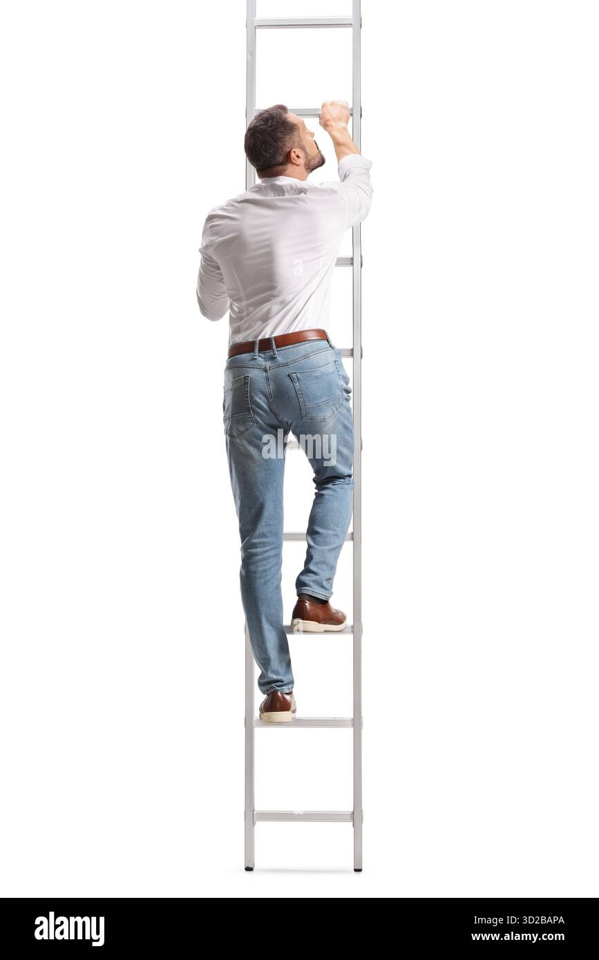 Rückansicht eines Mannes, der eine Leiter auf weißem Hintergrund klettert Stockfoto