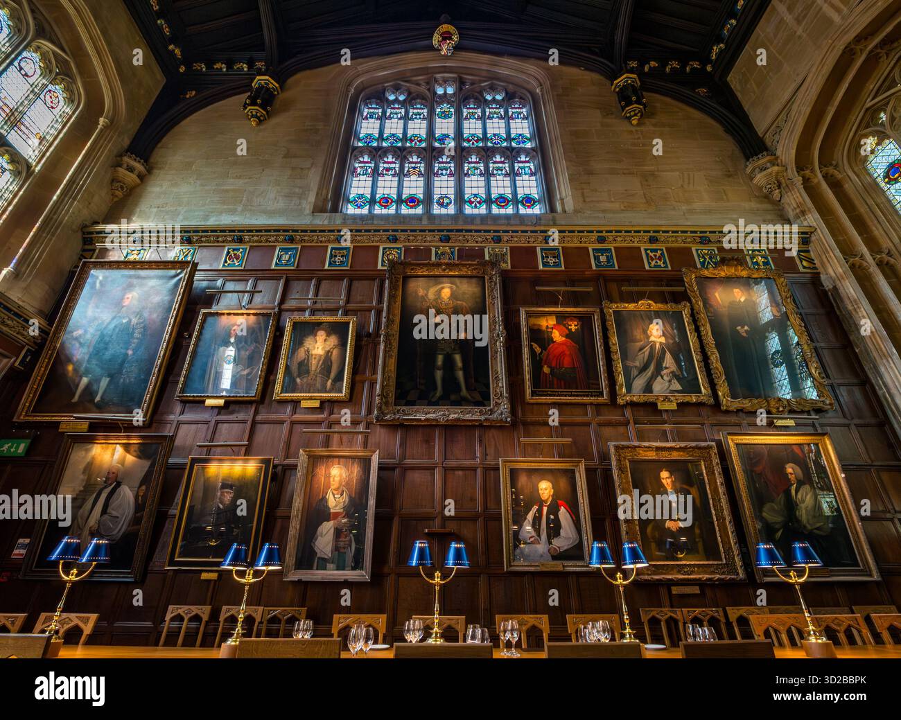 High Table, Great Hall mit Porträtmalereien einschließlich Henry VIII, Christ Church College, University of Oxford, England, Großbritannien Stockfoto