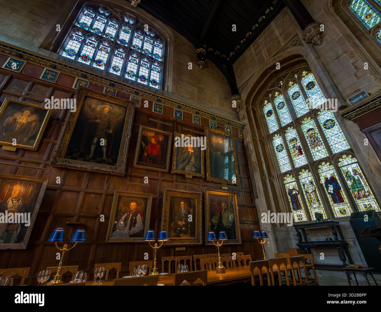 Historische Porträtmalereien und Buntglasfenster im großen Speisesaal Hall High Table Christ Church College, University of Oxford, England, Großbritannien Stockfoto