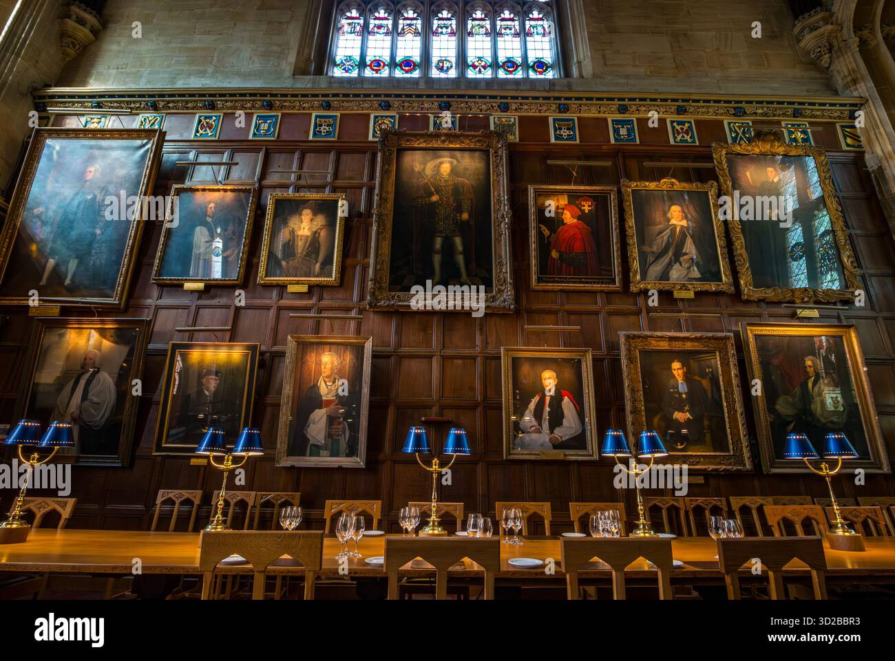 High Table, Great Hall mit Porträtmalereien einschließlich Henry VIII, Christ Church College, University of Oxford, England, Großbritannien Stockfoto