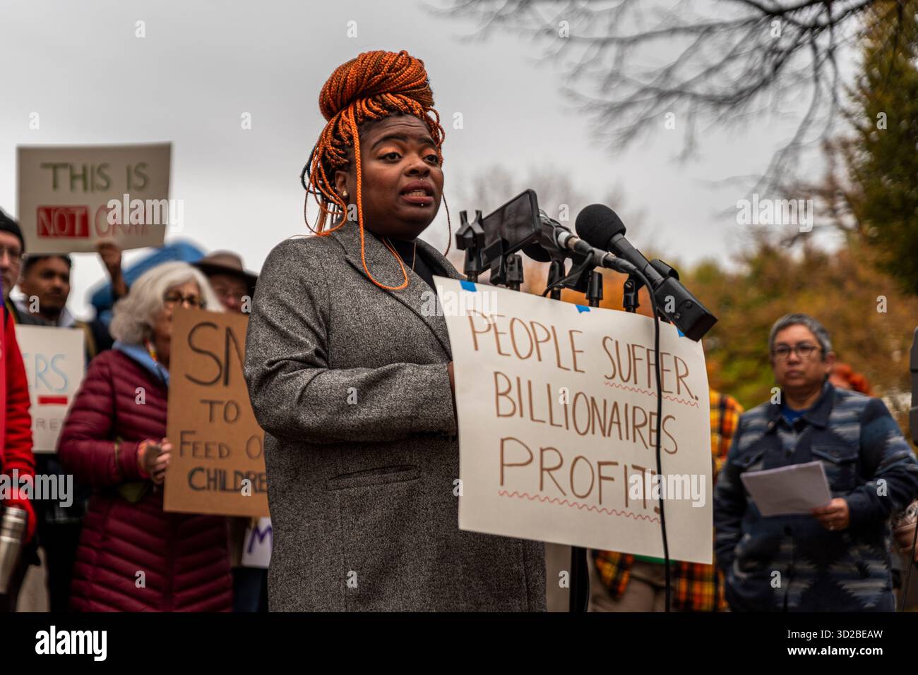 Saint Paul, Minnesota, USA. 31. Oktober 2025. ERICA VALLIANT, Vorstandsmitglied der Saint Paul Public Schools, sprach über ihre persönlichen Erfahrungen mit SCHNAPPHILFE und die Macht der Nahrungsmittelhilfe. Am 31. Oktober 2025 hielt eine kleine Gruppe von Aktivisten aus Minnesota eine Pressekonferenz ab, um die Auswirkungen der staatlichen Abschaltung und der daraus resultierenden Kürzungen zu erörtern, um die Unterstützung durch das Supplemental Nutrition Assistance Program (Supplemental Nutrition Assistance Program) zu sichern. Etwa 440.000 Minnesotaner erhalten durch SNAP Nahrungsmittelhilfe. (Kreditbild: © James Petermeier/ZUMA Press Wire) NUR REDAKTIONELLE VERWENDUNG! Nicht für Co Stockfoto