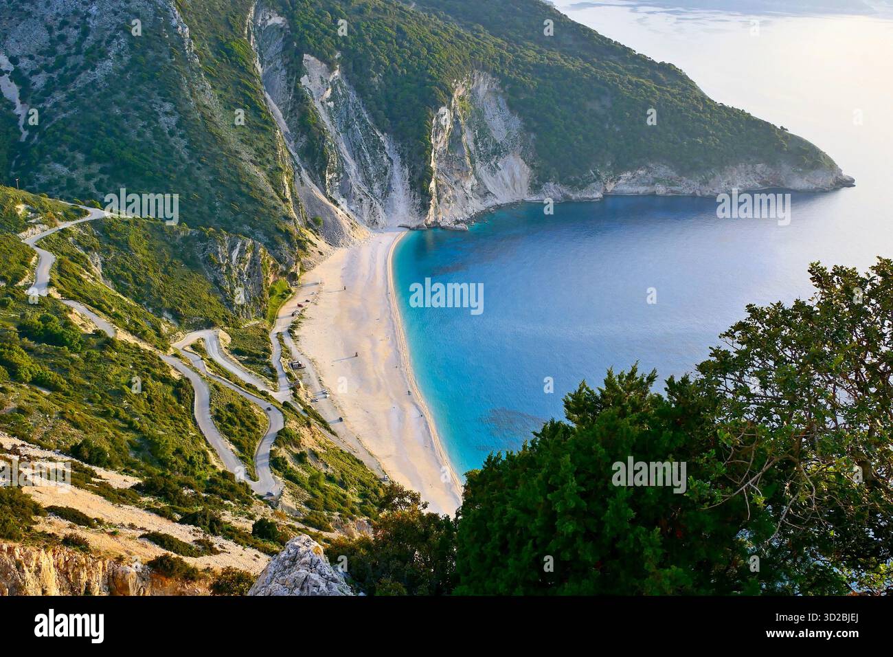 Malerische Küstenlandschaft mit wunderschönem Myrtos-Strand, markanter Halbmond aus weißem Sand, umgeben von türkisfarbenem Wasser des Ionischen Meeres. Kefalonia, Griechenland Stockfoto