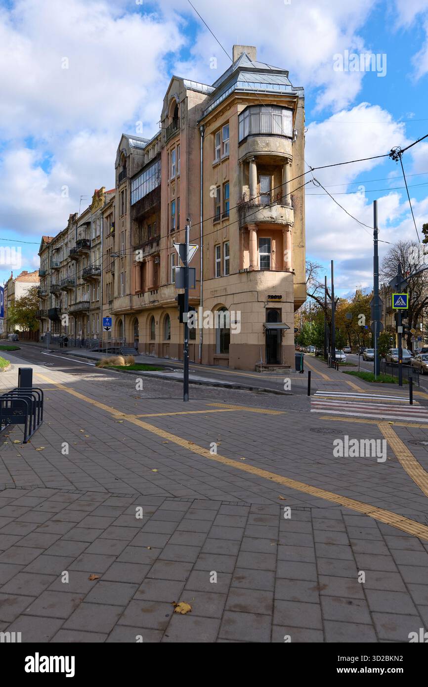 Lviv, Ukraine – 19.10.2025: Eckhaus an der Kreuzung Starosolskykh Street und Stepan Bandera Street Stockfoto