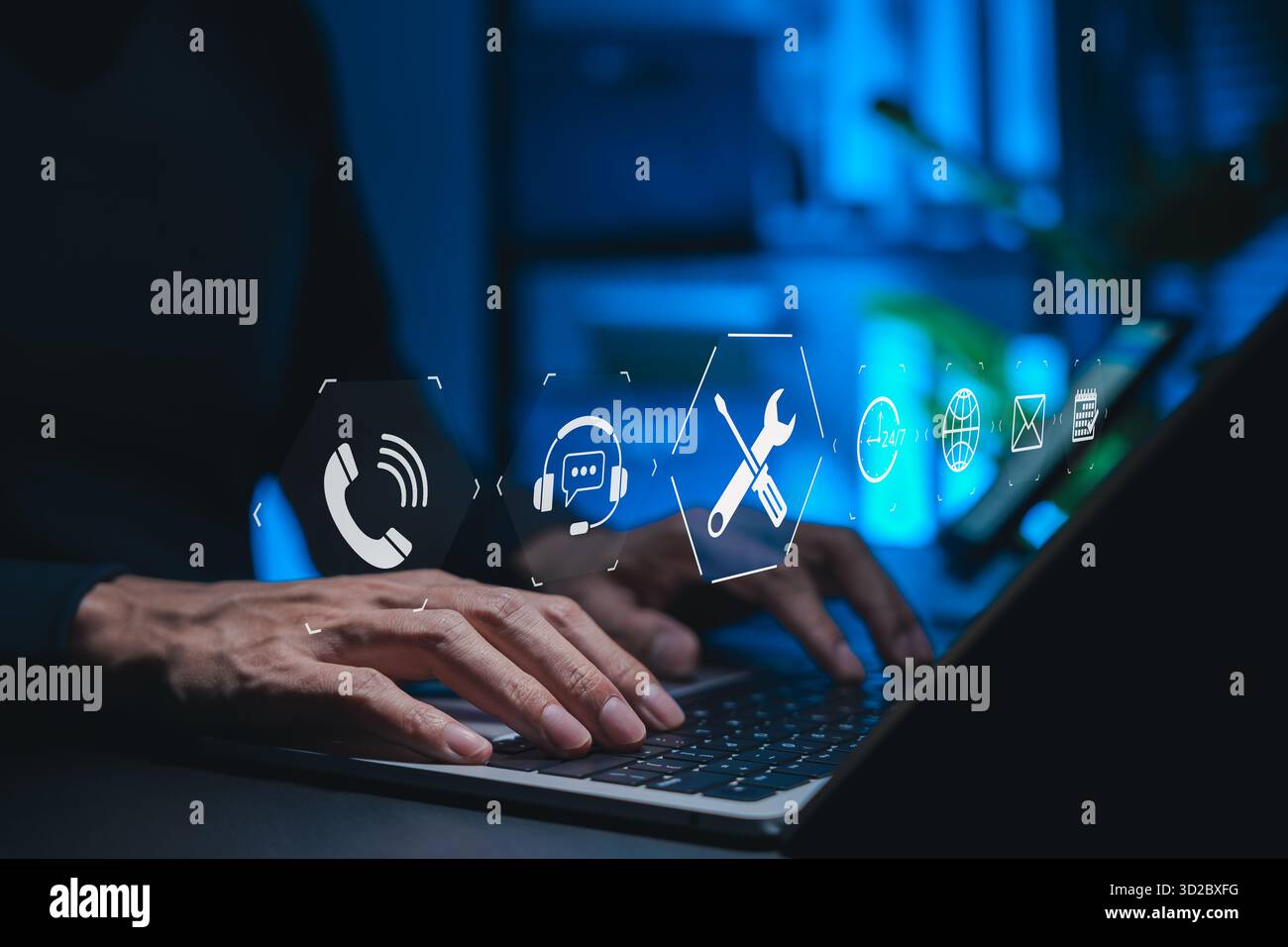 Kundensupport und technisches Servicekonzept. Person, die einen Laptop verwendet, mit Symbolen wie Anruf, Chat, Tools, E-Mail, 24/7 Hilfe Stockfoto