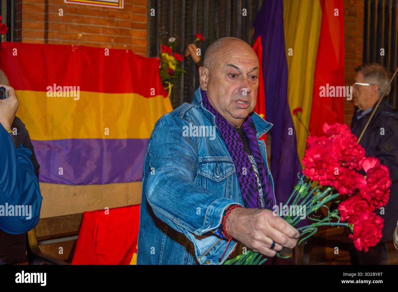 Logrono, La Rioja, SPANIEN. 31. Oktober 2025. Die linken Parteien IU und PCE halten in Logroño eine Gedenkfeier ab, um 2.007 Opfer aus La Rioja zu ehren, die während der Franco-Diktatur getötet wurden. Die Gedenkveranstaltung findet in der Nähe der Regionalbibliothek statt, wo die Teilnehmer Blumen legen und eine Gedenktafel zu Ehren der Gefallenen platzieren. (Foto von MARIO MARTIJA). Quelle: Mario Martija/Alamy Live News Stockfoto