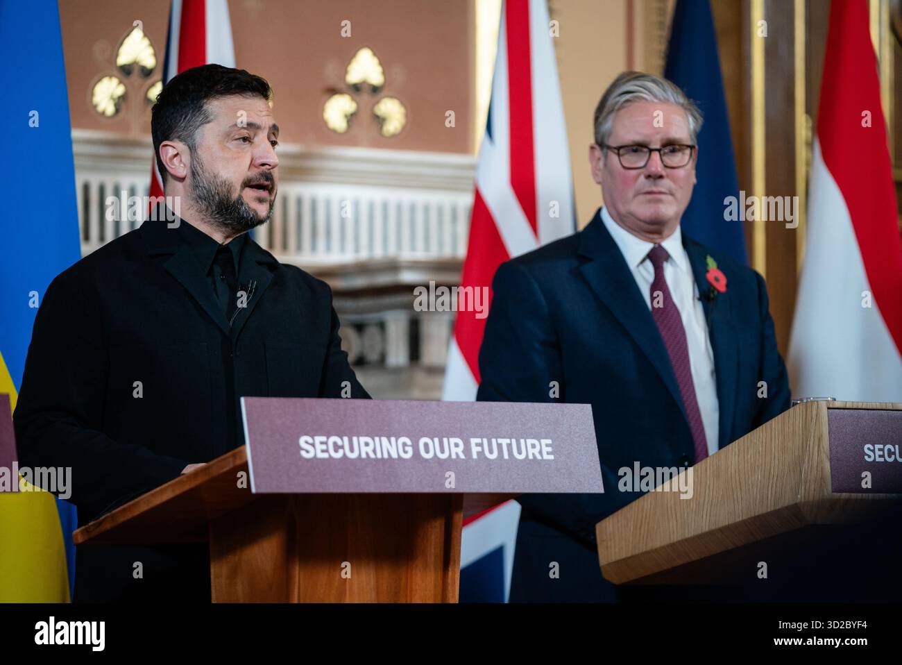 London, Vereinigtes Königreich, 24. Oktober 2025. L-R) (von links nach rechts) der dänische Premierminister Mette Frederiksen, der ukrainische Präsident Wolodymyr Zelenskyy, der britische Premierminister Starmer, der NATO-Generalsekretär Mark Rutte und der niederländische Premierminister Dick Schoof während einer Pressekonferenz nach einem Treffen mit der Koalition der Willigen zur Lage in der Ukraine. Bart Maat/Alamy Live News niederlande aus - belgien aus Stockfoto
