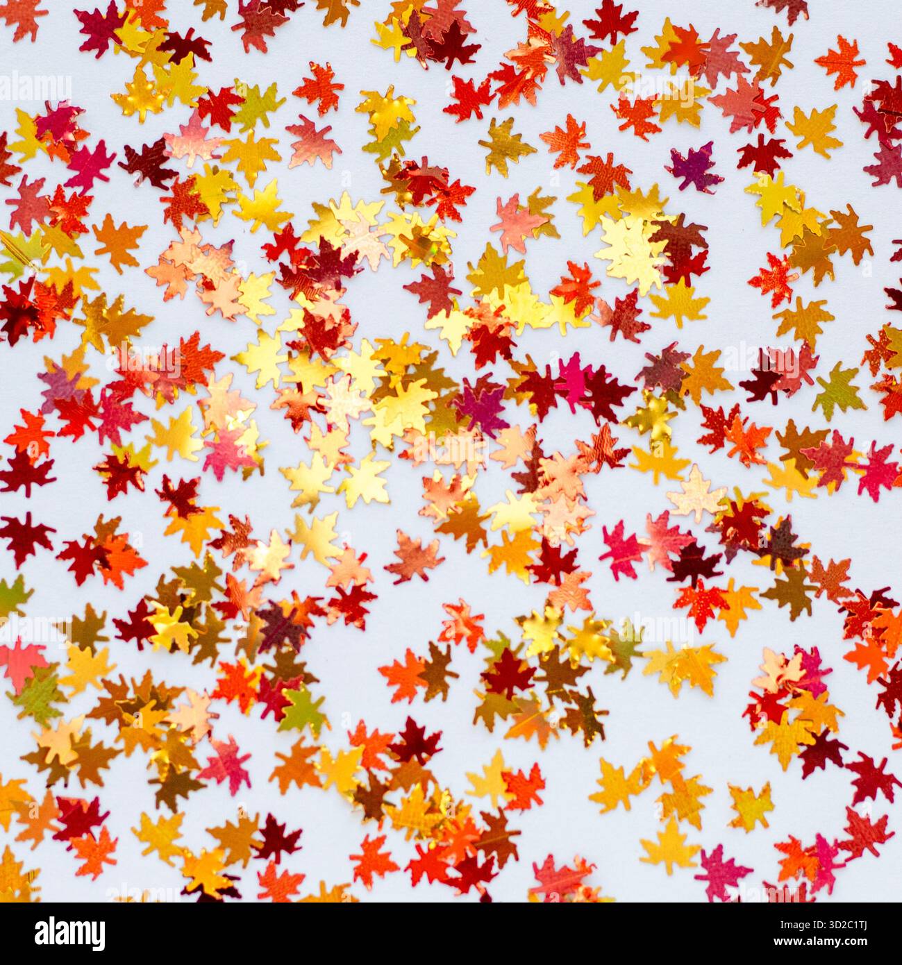 Herbst-Ahornblatt-Konfetti in Gold und Rot für festliche Feierlichkeiten und Herbstdekor Stockfoto