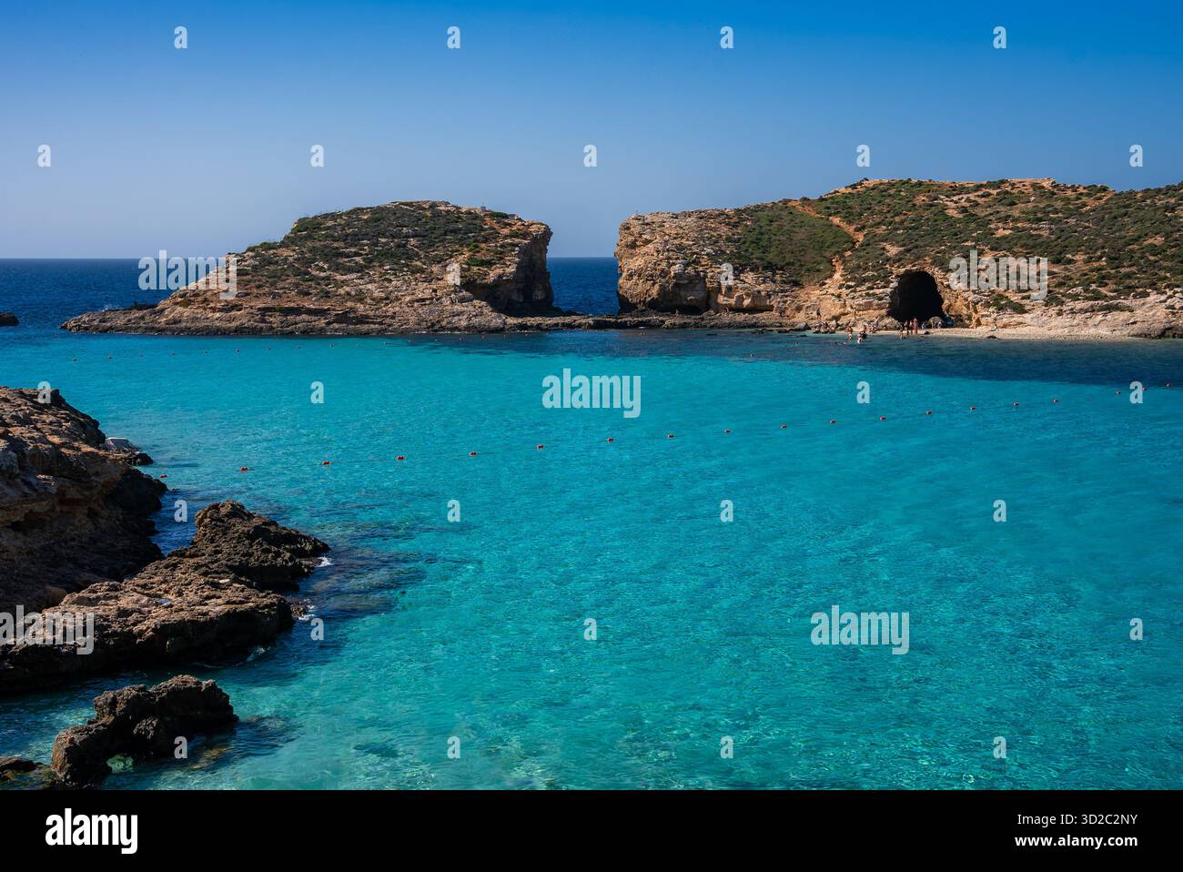 Sonnendurchflutete Bucht in der Comino Blue Lagoon, Malta mit Kalksteininseln Stockfoto