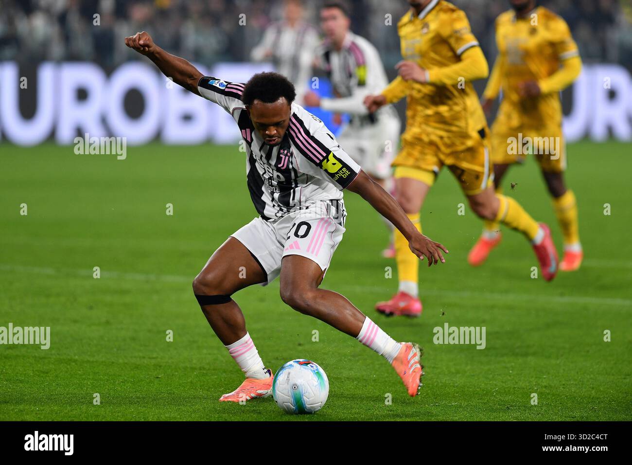 Turin, Italien. Oktober 2025. Ikoma Openda von Juventus FC während des Spiels der Serie A 2025/26 zwischen Juventus FC und Udinese Calcio im Allianz Stadion am 29. Oktober 2025 in Turin, Italien - ph Giuliano Marchisciano Credit: Independent Photo Agency/Alamy Live News Stockfoto