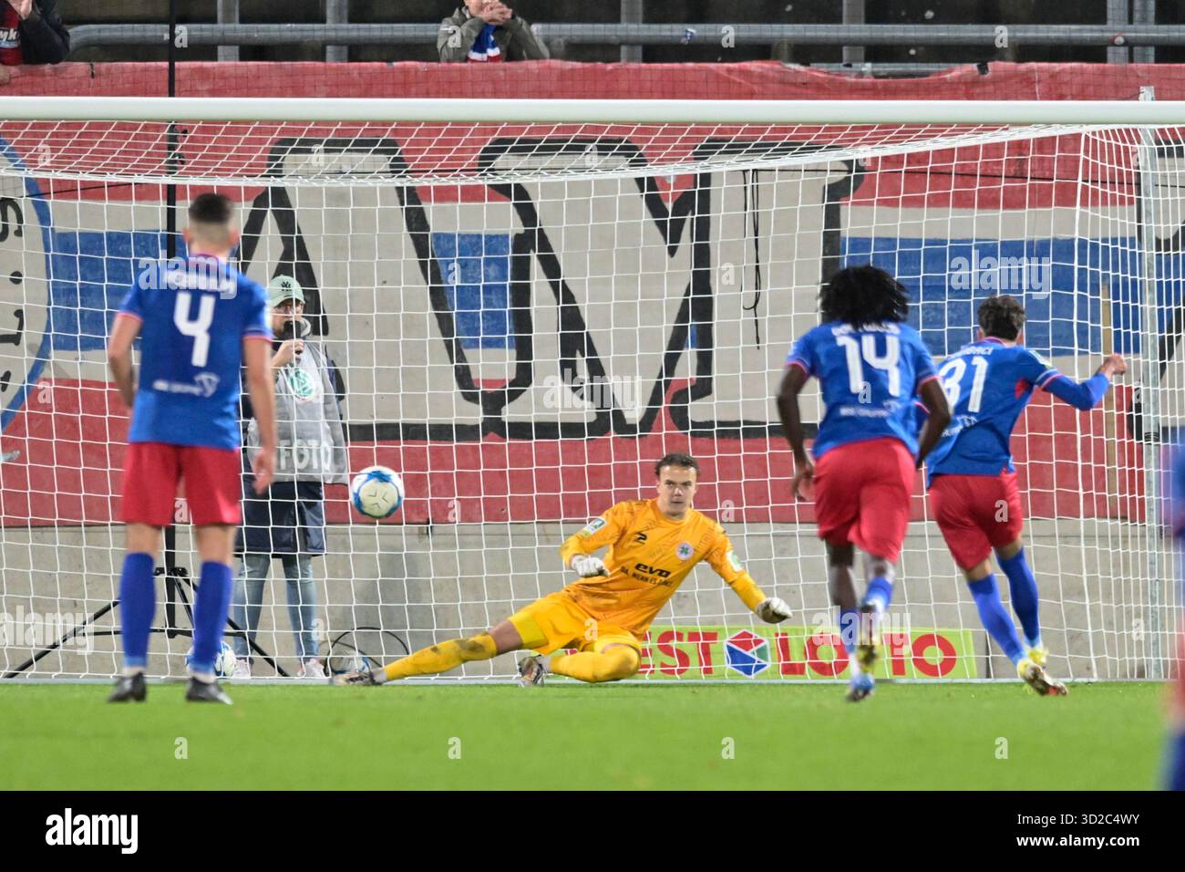 31.10.2025, Wuppertal, Stadion am Zoo, GER, Regionalliga West, Wuppertaler SV - Rot-weiß Oberhausen DFB-Regionalliga West die Verwendung von Fotos als Bildsequenzen und/oder Quasi-Video im Bild Foto © Nordphoto GmbH/Freund ist verboten Stockfoto