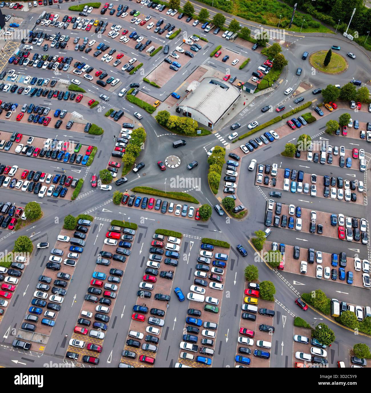Überfüllter Parkplatz in einem Einzelhandelsgeschäft oder Einkaufszentrum, von oben gesehen Stockfoto
