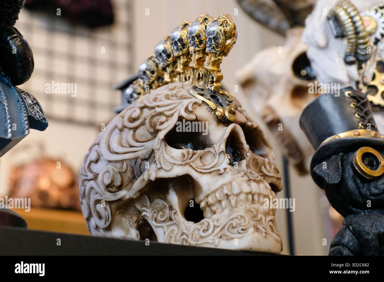 Gent, Belgien. Oktober 2025. Eine Totenkopfdekoration wird am 28. Oktober 2025 in einem Geschäft in Gent, Belgien, vor den Halloween-Feierlichkeiten festgehalten. Foto: Robin Psaila/ABACAPRESS.COM Credit: Abaca Press/Alamy Live News Stockfoto