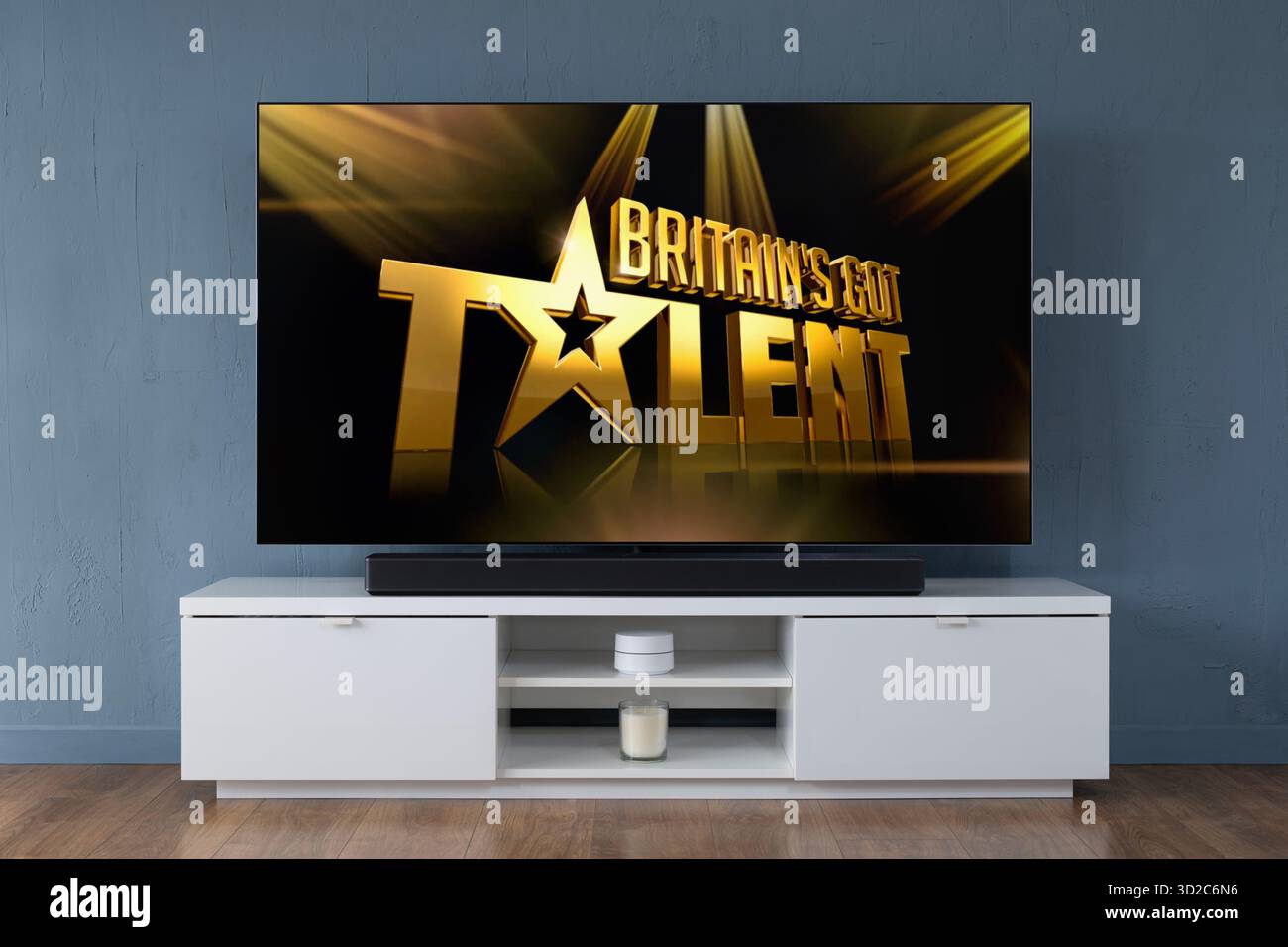 Ein Breitbild-OLED-Fernseher, der die Intro-Szene zur Fernsehserie Britain's Got Talent in einem modernen Wohnzimmer zeigt. Stockfoto