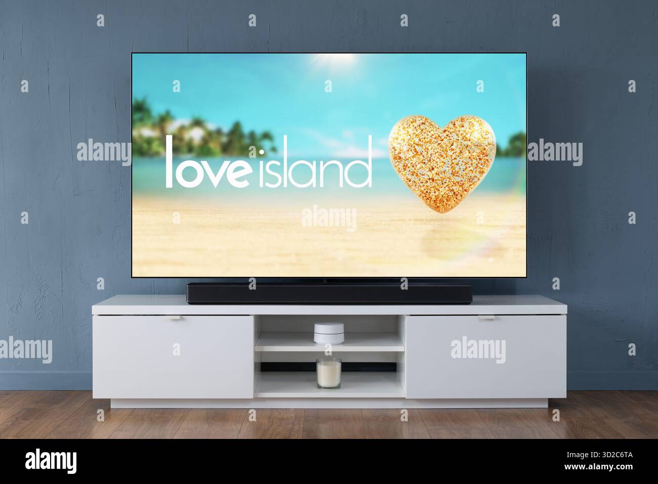 Ein Breitbild-OLED-Fernseher, der die Intro-Szene zur TV-Serie Love Island in einem modernen Wohnzimmer zeigt. Stockfoto