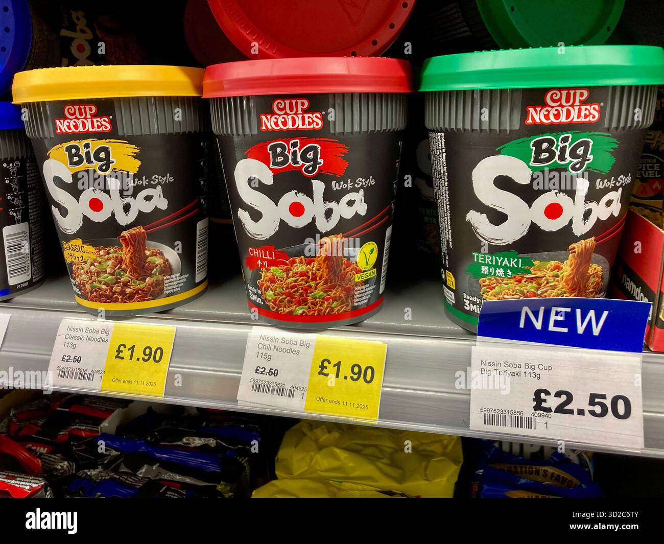 Die berühmte japanische Marke Instant Big Cup Nudeln, die im Lebensmittelgeschäft verkauft werden Stockfoto