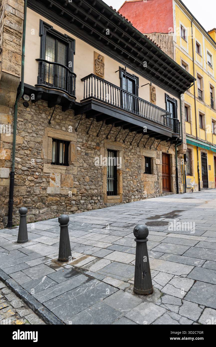 Gijon, Spanien – Blick auf ein altes Stein- und Holzgebäude im historischen Zentrum, entlang einer ruhigen Fußgängerzone der Stadt. Stockfoto