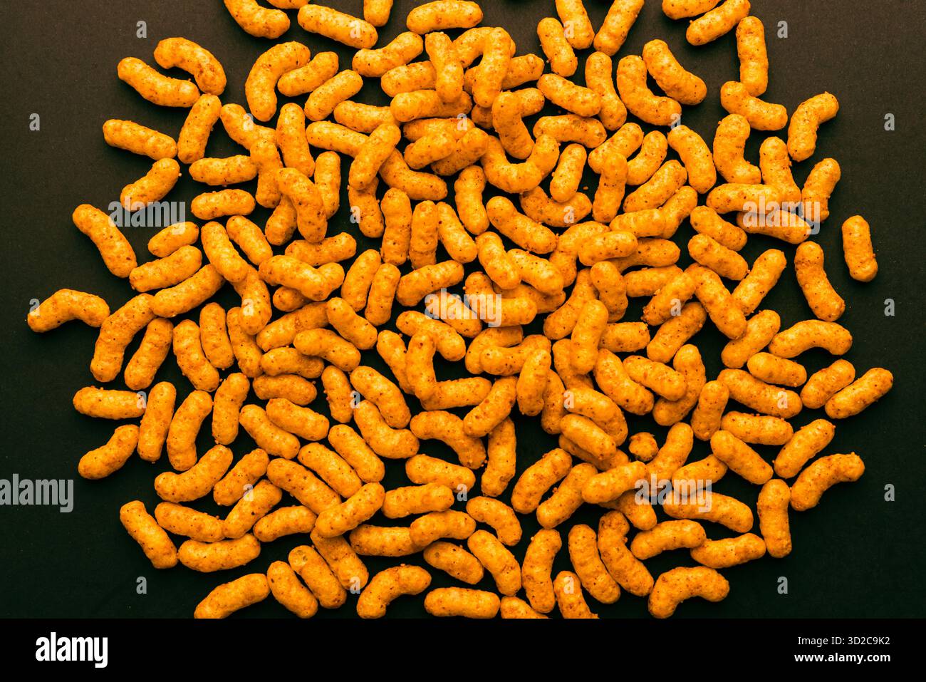 Rundes Layout von Erdnussblätternüssen auf dunklem Hintergrund, kreative Minimalkomposition für Verpackung, Lebensmitteldesign und kommerzielle Werbung Stockfoto