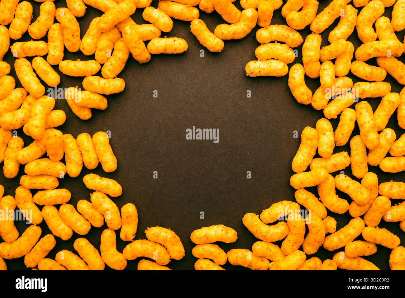 Erdnusspuff-Snacks im Kreis angeordnet, die Platz in der Mitte lassen, kreatives Layout für Verpackungsdesign, Hintergrund oder Produktmockup Stockfoto