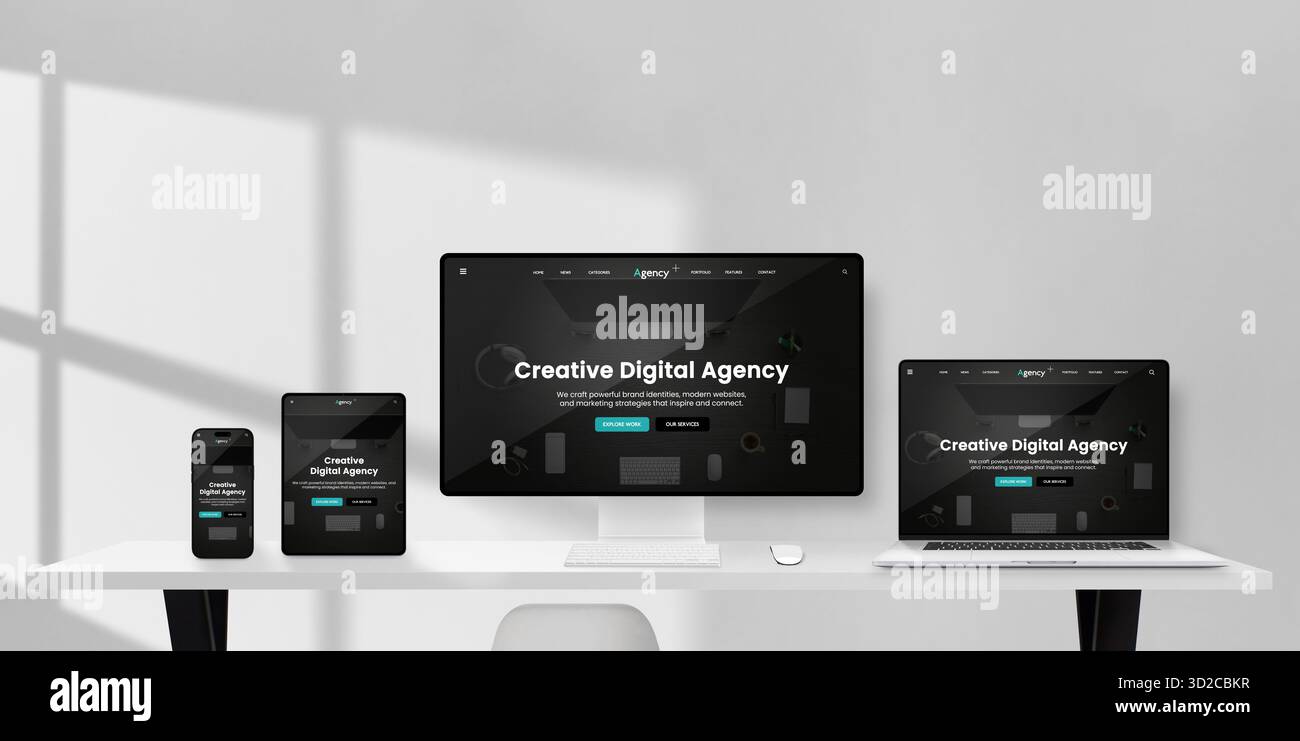 Moderner Arbeitsbereich mit Smartphone, Tablet und Desktop-Computer mit reaktionsfähigem Layout für kreative digitale Agenturen im Dunkelmodus auf minimalistischem Niveau Stockfoto