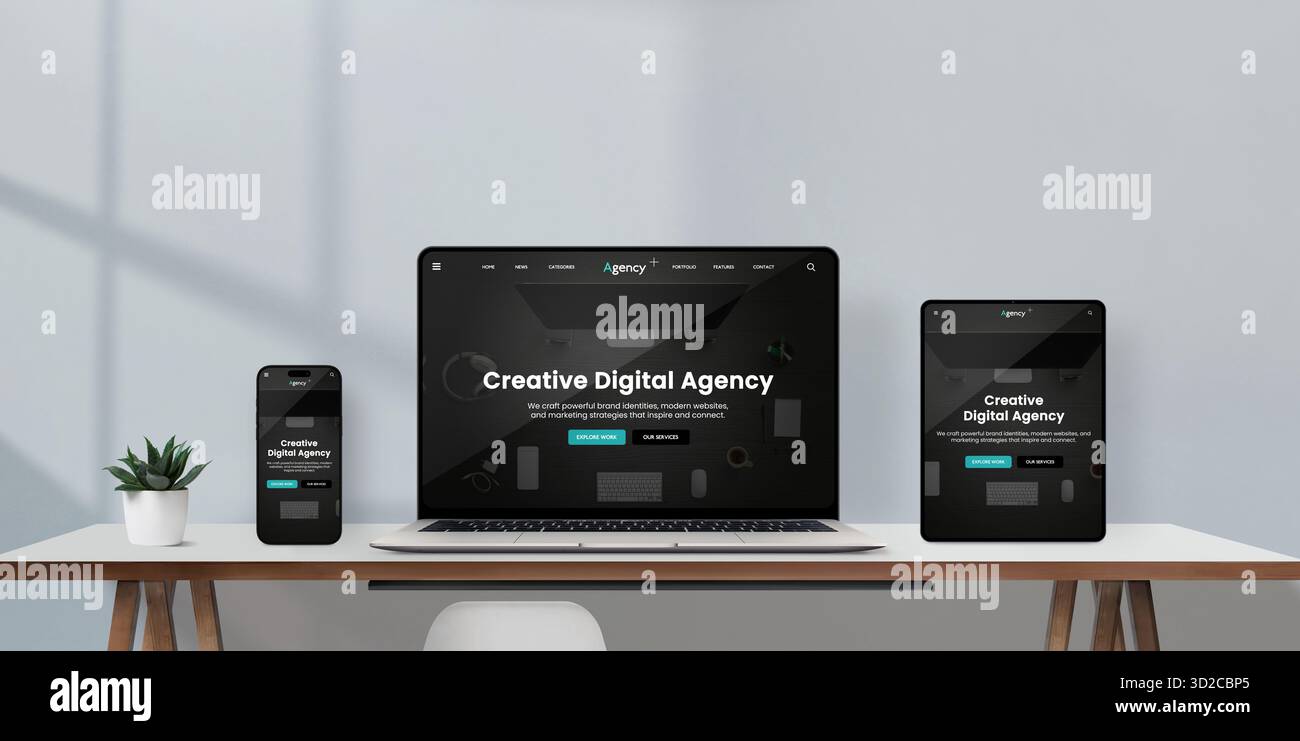 Laptop, Tablet und Smartphone auf minimalistischem Schreibtisch zeigen kreative, reaktionsschnelle Website-Oberfläche für digitale Agenturen im Dunkelmodus, modernen Arbeitsbereich mit nat Stockfoto