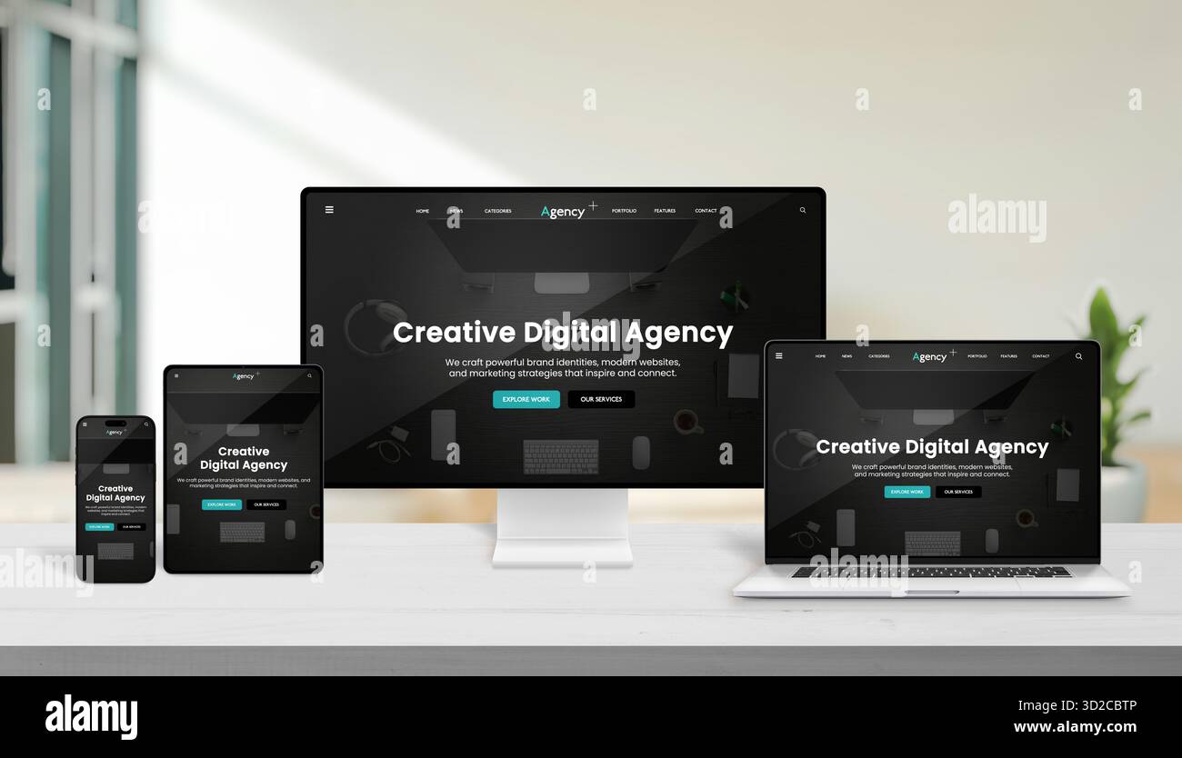 Mehrere moderne Geräte, die auf einem hölzernen Schreibtisch die Website kreativer digitaler Agenturen darstellen, repräsentieren responsives Webdesign und professionelles Graben Stockfoto