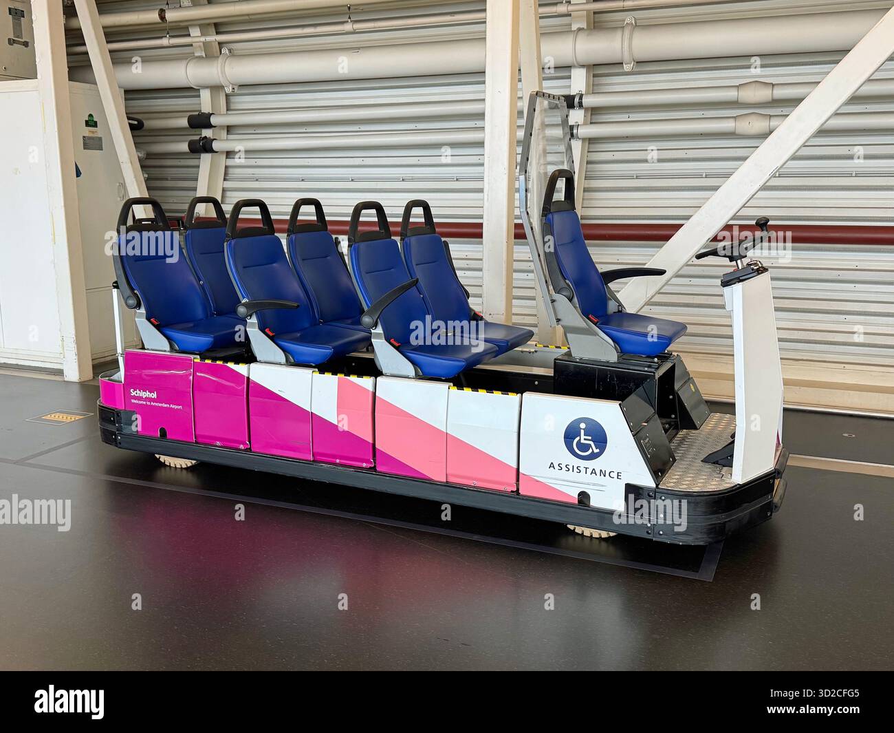 Amsterdam, Schiphol, Niederlande - 18. Oktober 2025: CargoLEV LC 5-PRM Personenbeförderungsfahrzeug am Flughafen. Stockfoto