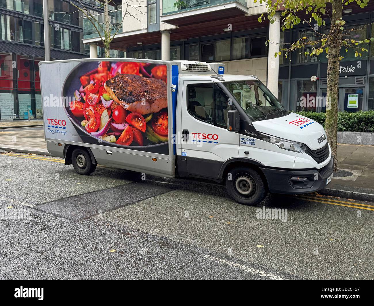 Dublin, Irland - 19. Oktober 2025: Tesco Lebensmittellieferwagen parkt am Rande einer öffentlichen Straße in Dublin. Stockfoto