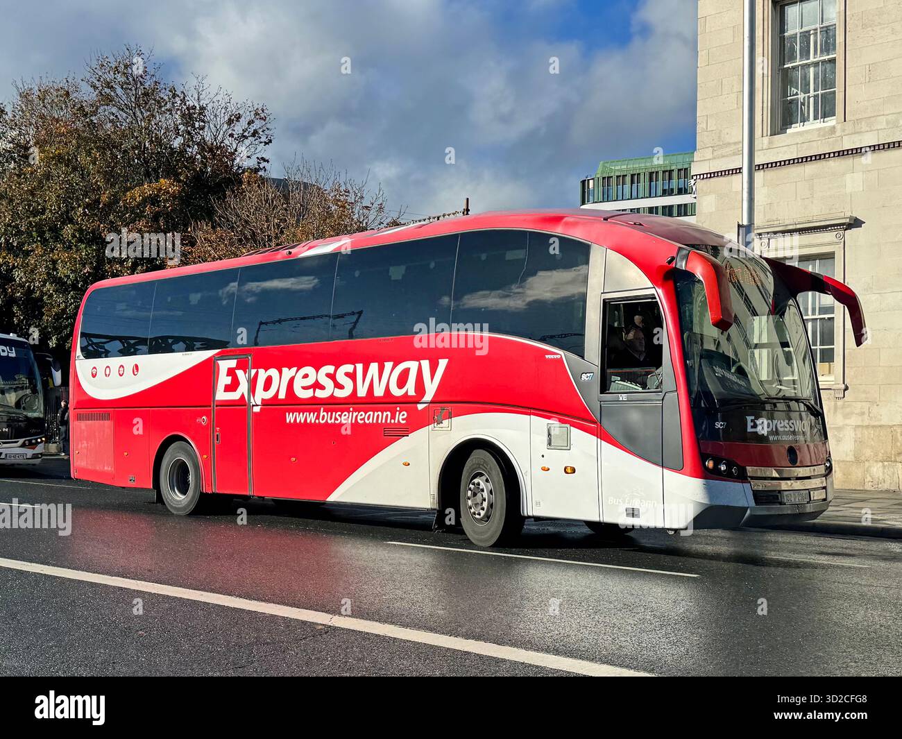 Dublin, Irland - 19. Oktober 2025: Expressway Bus Eireann Premium Bus – öffentliche Verkehrsmittel Irland. Stockfoto