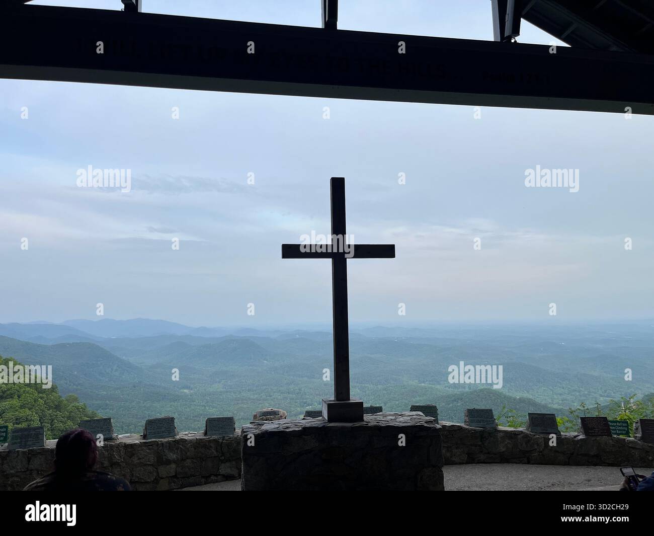Vater mit Kind genießt die Aussicht auf das Kreuz der Appalachen - Smartphone-aufgenommenes Stockfoto