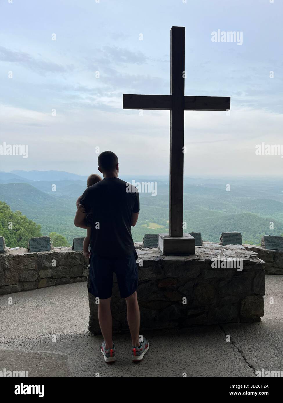 Vater mit Kind genießt die Aussicht auf das Kreuz der Appalachen - Smartphone-aufgenommenes Stockfoto