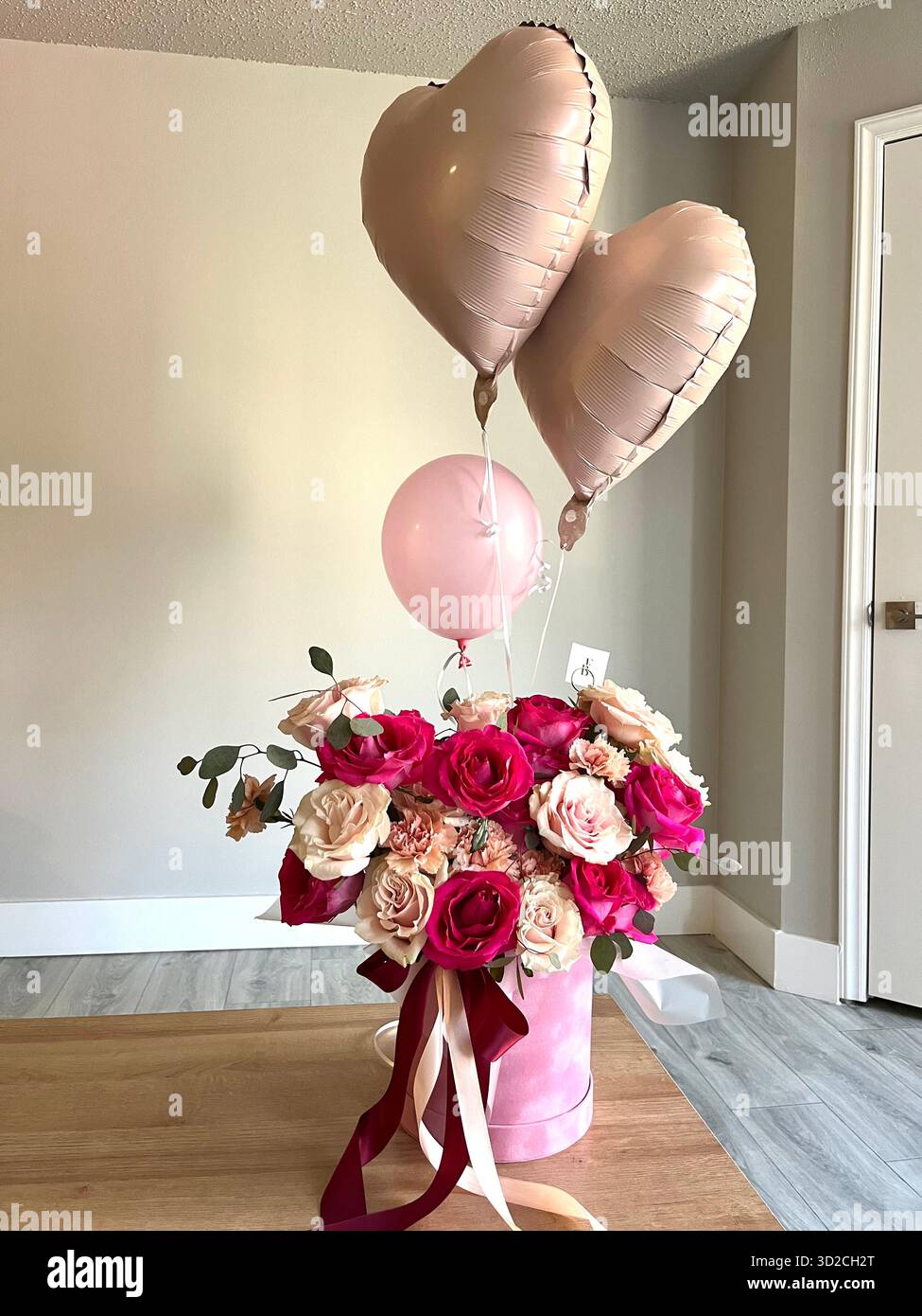 Ein Blumenstrauß aus Rosen und Hortensien in Rosa- und Violetttönen - Smartphone-aufgenommenes Stockfoto