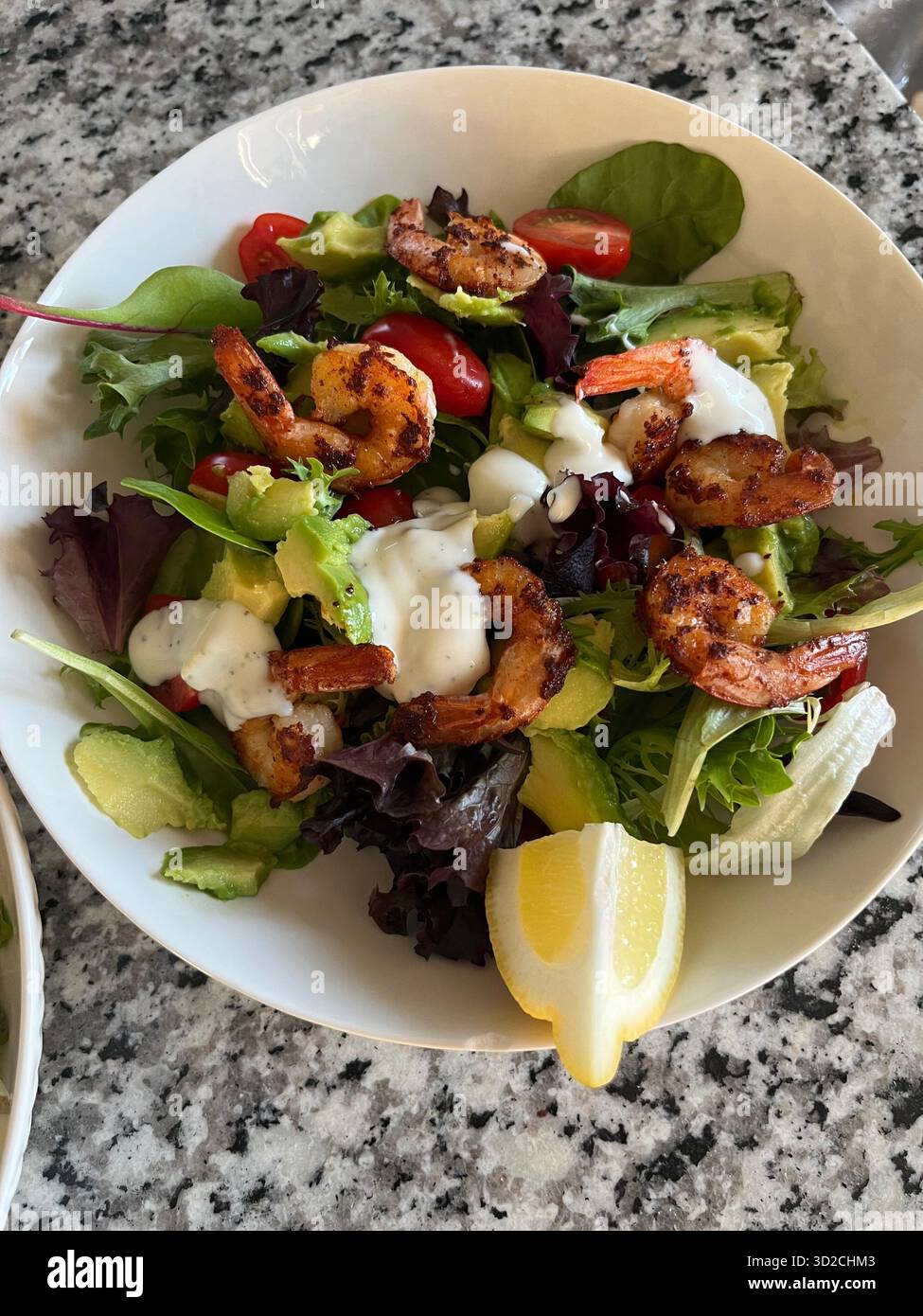 Hausgemachter frischer Shrimpsalat mit Avocado und Zitrone Stockfoto