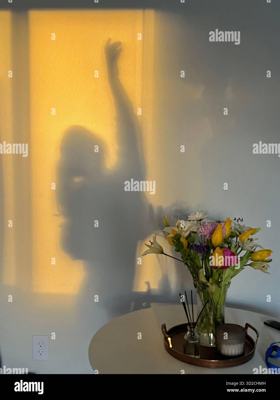 Ein Blumenstrauß aus Rosen und Hortensien in Rosa- und Violetttönen Ein Blumenstrauß aus Rosen und Hortensien in Rosa- und Violetttönen - Smartphone-aufgenommenes Stockfoto