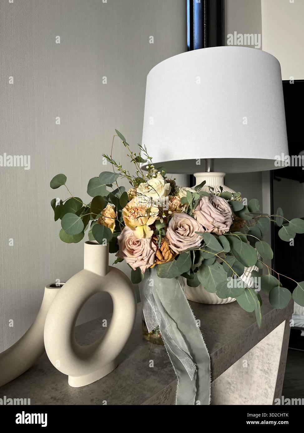 Ein Blumenstrauß aus Rosen und Hortensien in Rosa- und Violetttönen Ein Blumenstrauß aus Rosen und Hortensien in Rosa- und Violetttönen - Smartphone-aufgenommenes Stockfoto