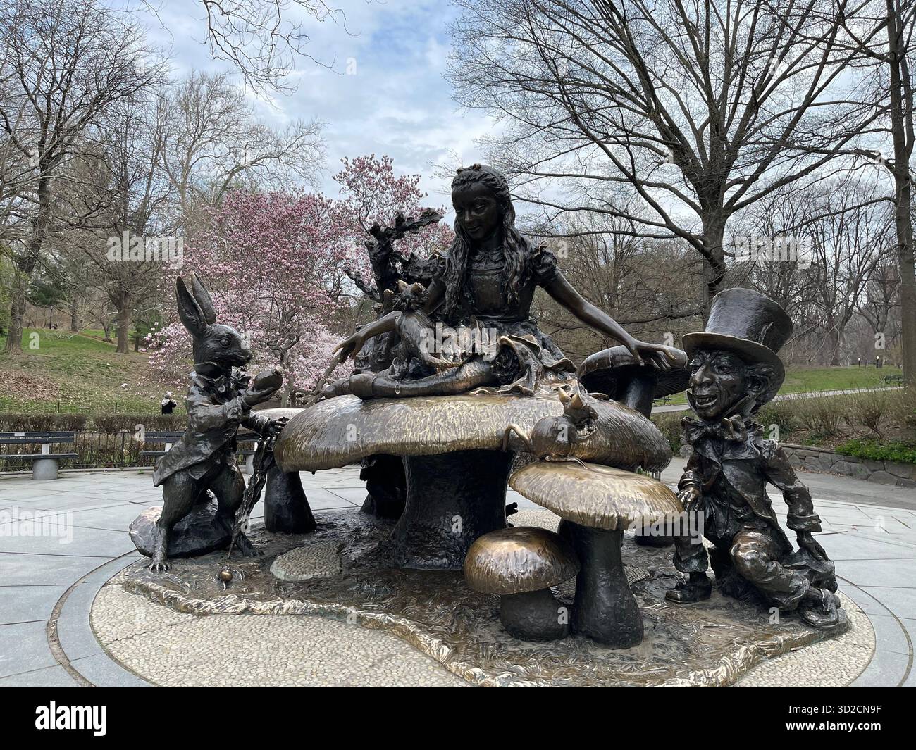 Alice in Wonderland Statue im Central Park, New York City – eine magische Bronzeskulptur, die Kinder und Träumer einlädt. - Smartphone-aufgenommenes Stockfoto