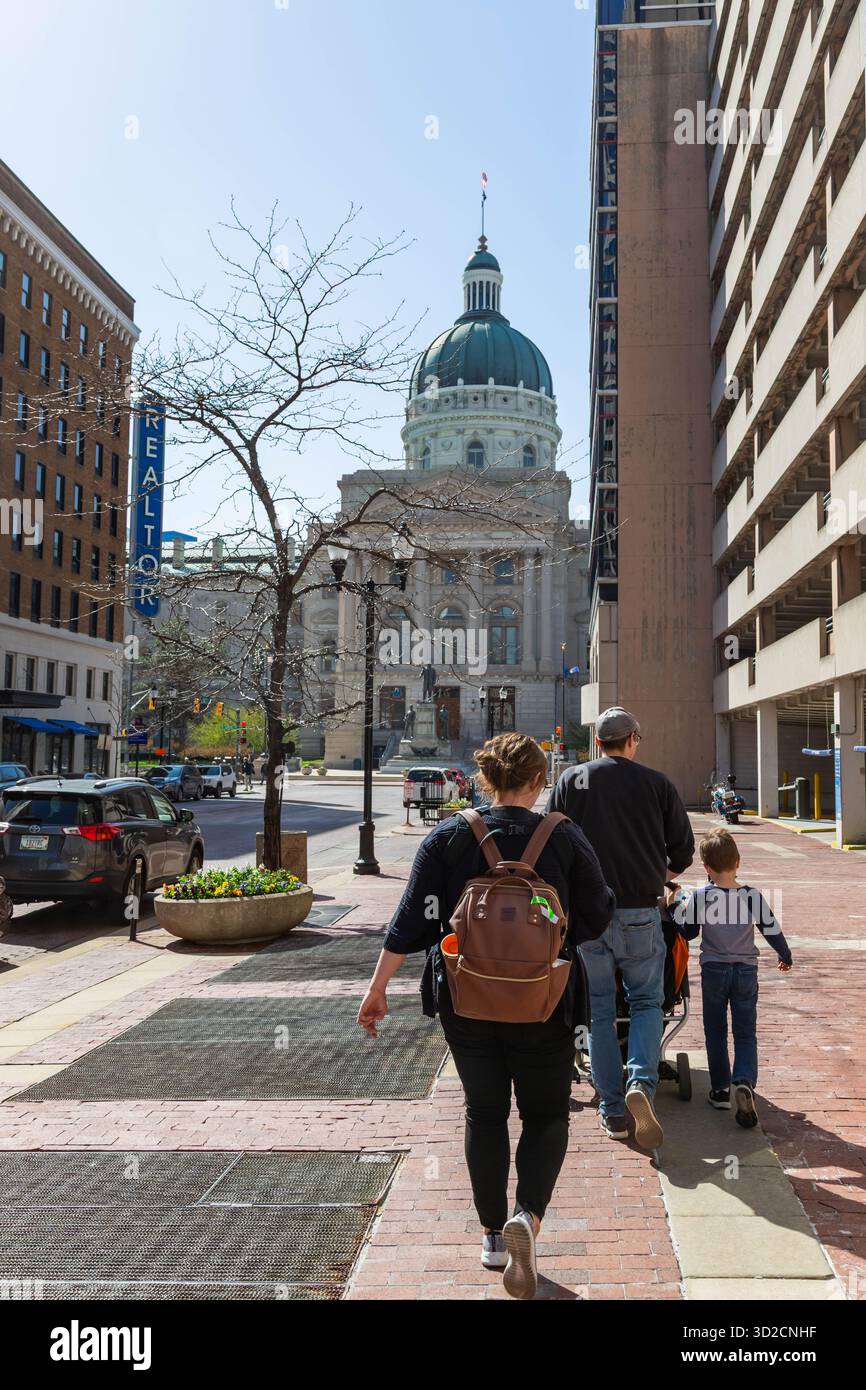 Eine junge Familie spaziert zum Indiana State Capitol im Zentrum von Indianapolis, Indiana, USA. Stockfoto