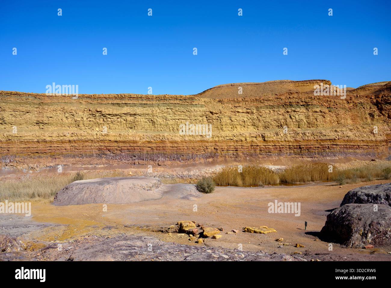 Verlassener Steinbruch entlang der Ramon Colours Route, Negev Wüste, Israel. Stockfoto