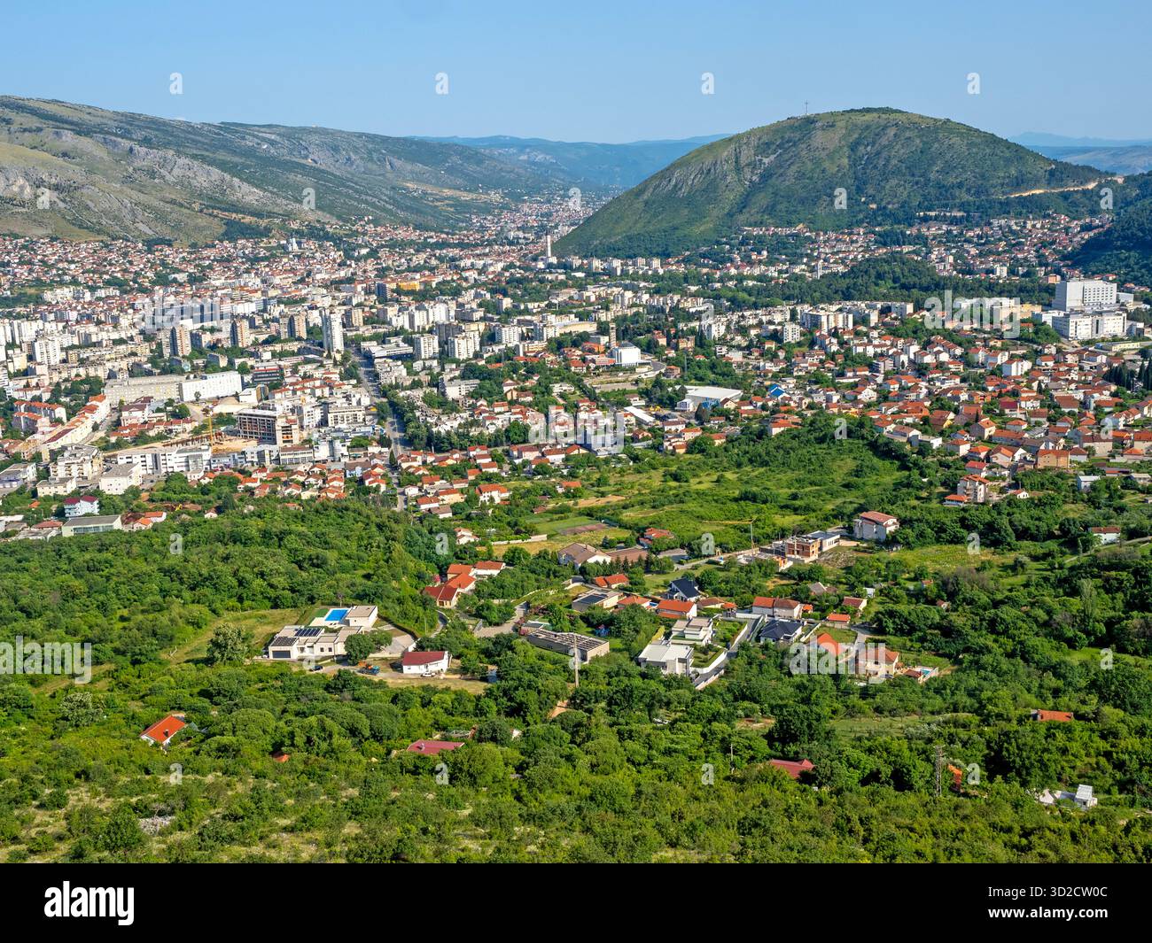 Blick auf Mostar von den Berghängen über der Stadt Stockfoto