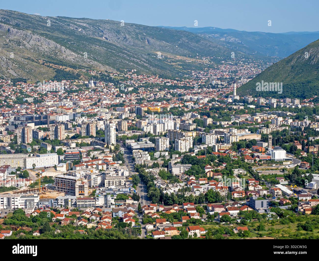 Blick auf Mostar von den Berghängen über der Stadt Stockfoto
