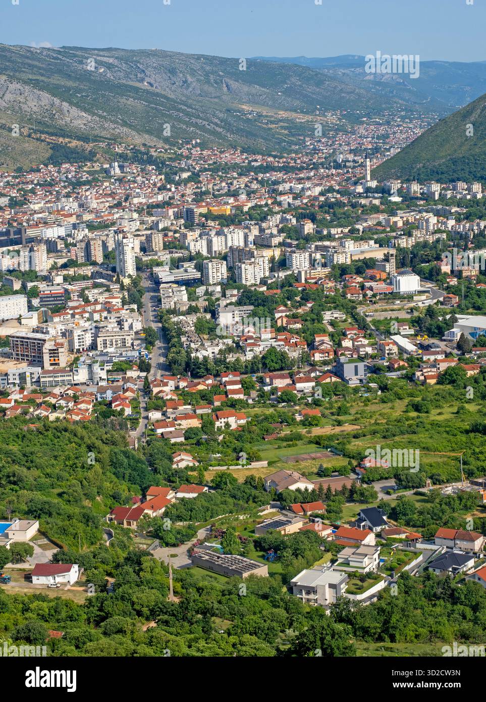 Blick auf Mostar von den Berghängen über der Stadt Stockfoto