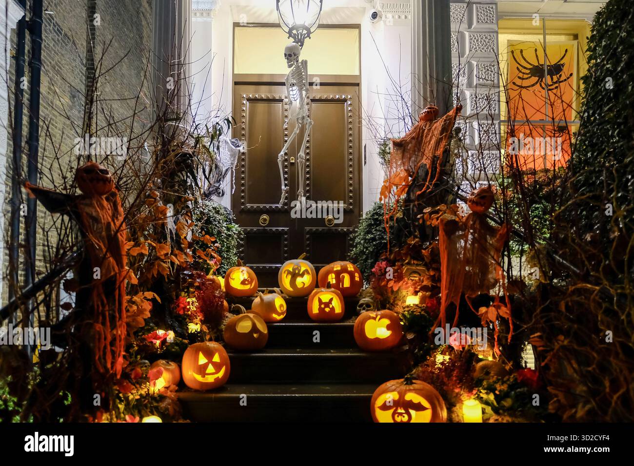 London, Großbritannien. 31. Oktober 2024. Ein Kensington-Haus ist mit einer geschnitzten und beleuchteten Kürbisausstellung für die Halloween-Saison dekoriert. Quelle: Eleventh Photography/Alamy Live News Stockfoto