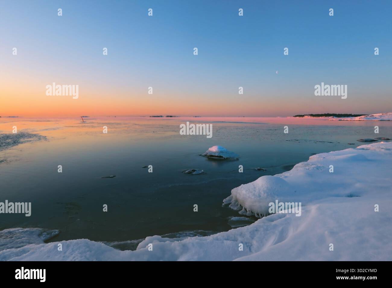 Die zarten Farben eines arktischen Februarmorgens am Ufer von Uunisaari, Helsinki, Finnland, mit Blick auf den Finnischen Golf. Stockfoto