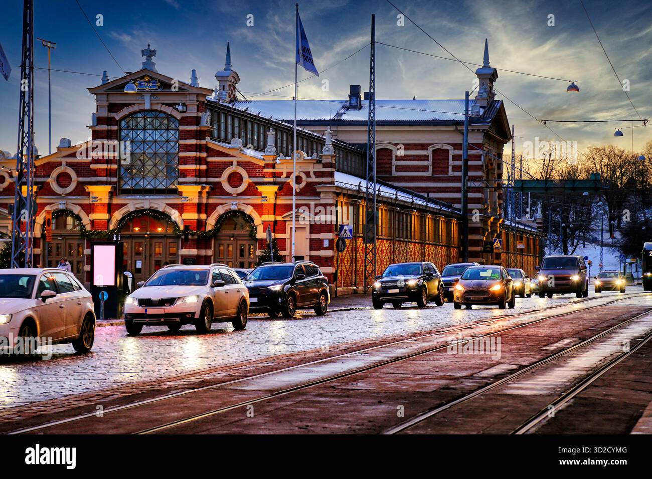 Stadtverkehr in Helsinki, Finnland am Dezembernachmittag bei Sonnenuntergang. Keine erkennbaren Personen, Branding und Registerschilder entfernt. Stockfoto