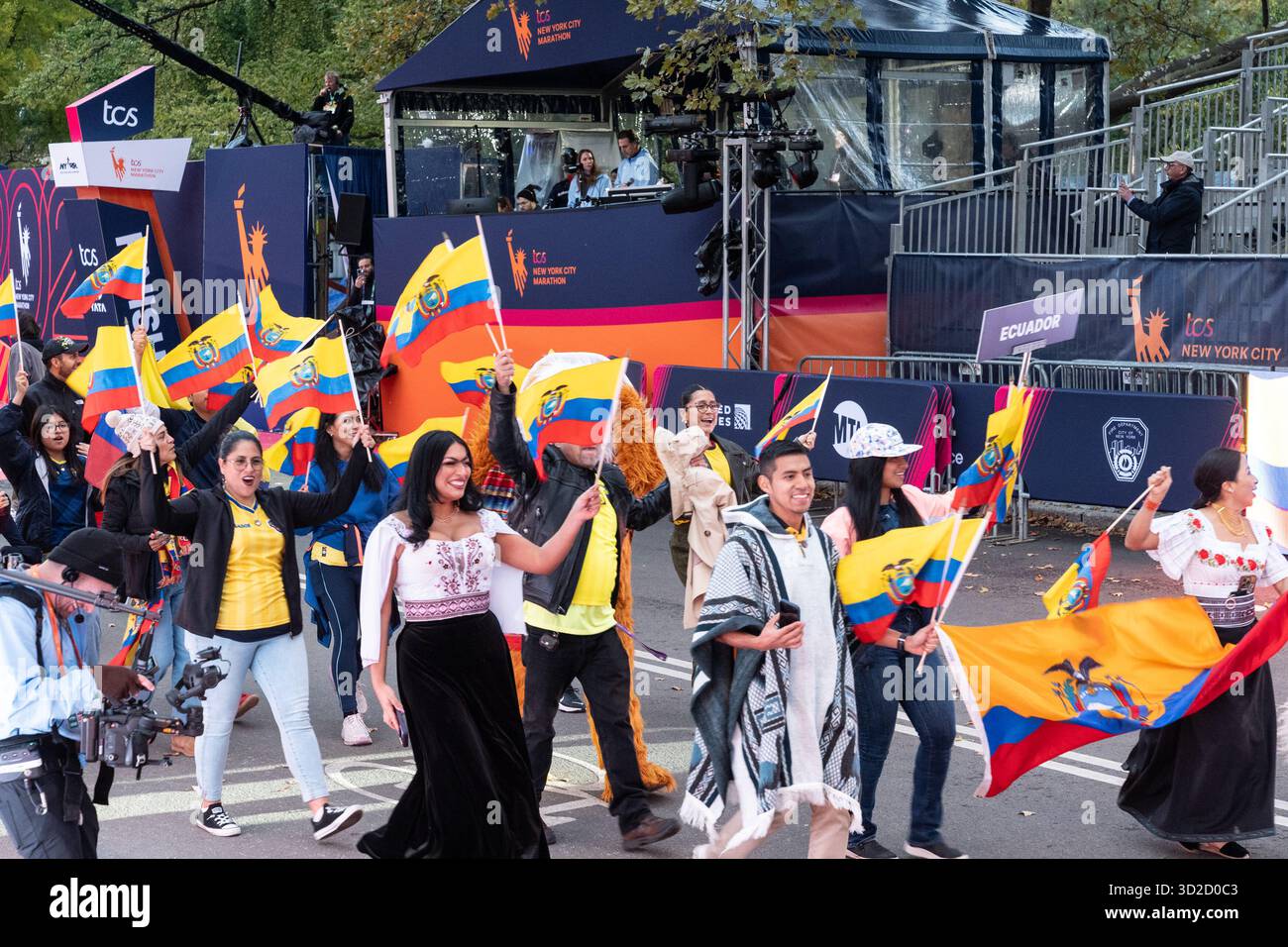 Atmosphäre während der Eröffnung des TCS New York Marathons 2025 und der Parade der Nationen im Central Park in New York, NY am 31. Oktober 2025. Stockfoto
