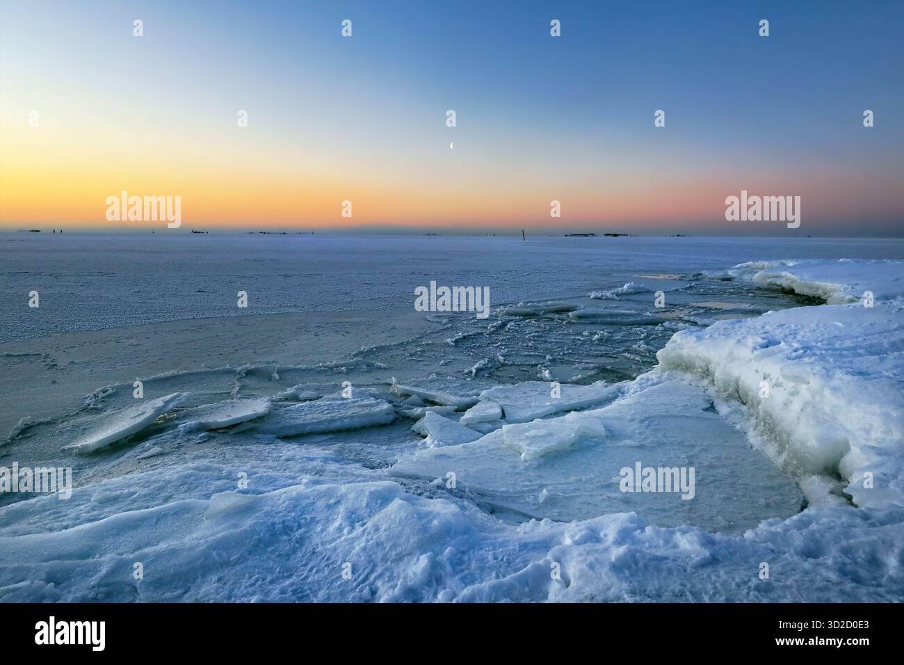 Die zarten Farben vor Sonnenaufgang an einem arktischen Februarmorgen am Ufer von Uunisaari, Helsinki, Finnland, mit Blick auf den Finnischen Golf. Th Stockfoto