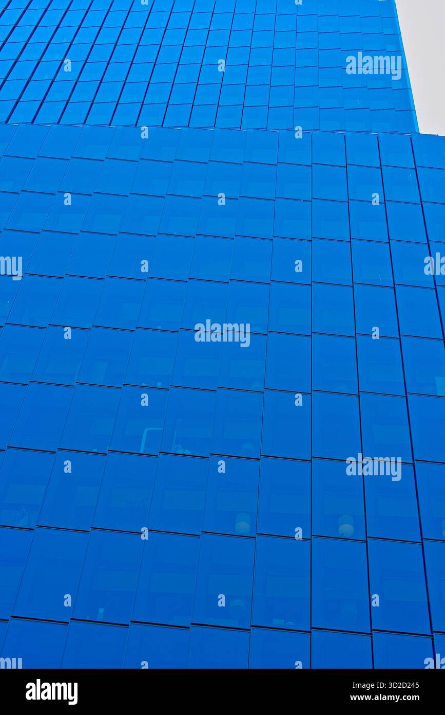 Abstrakter Wolkenkratzer mit blauer Glasfassade, San Francisco Stockfoto