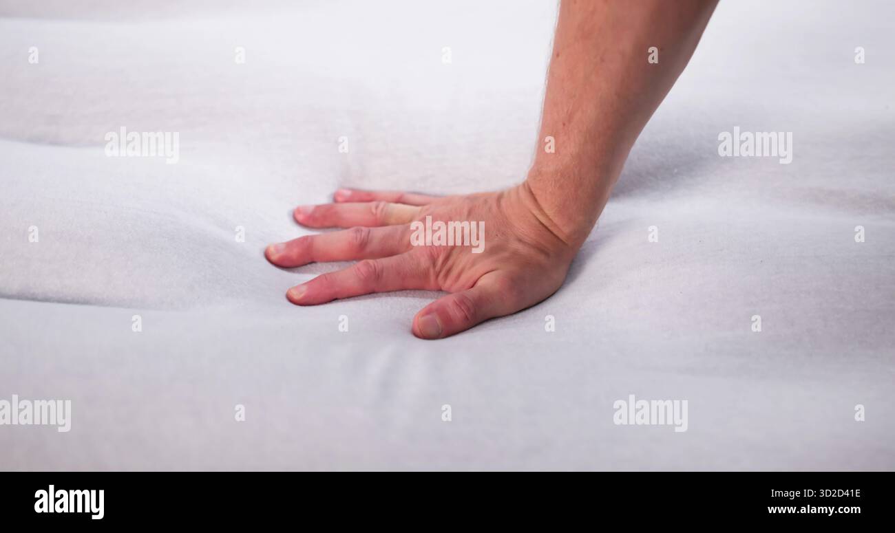 Die Luxuriöse Matratzenauflage Mit Memory Foam Sorgt Für Mehr Komfort Und Einen Guten Schlaf Stockfoto