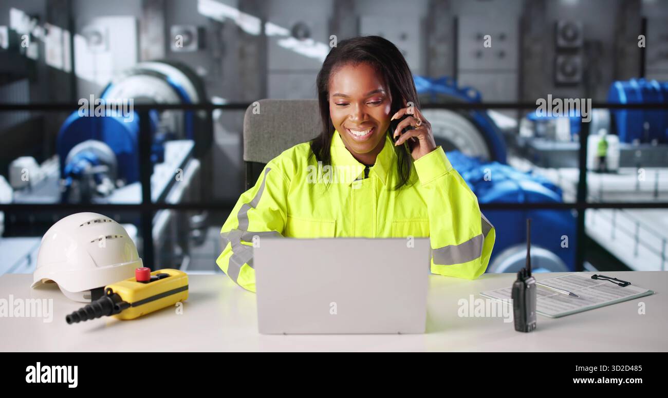 Afrikanische Ingenieurin Inspiziert Kraftwerk Mit Laptop-Computer. Stockfoto